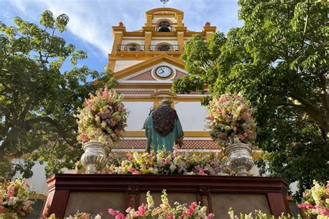 María Auxiliadora brilla en su salida procesional por las calles de La