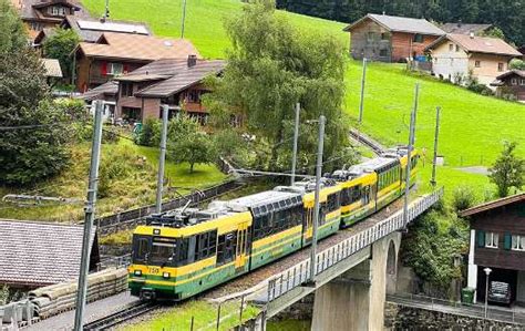 Yellow green train Switzerland - Online Jigsaw Puzzles