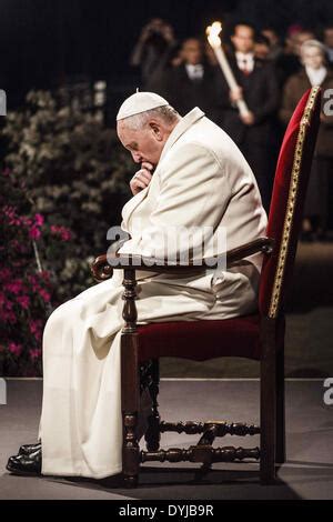 Le pape François dirige la cérémonie de via Crucis ou chemin de croix