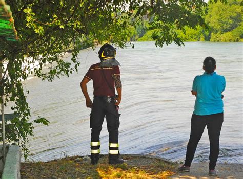 Bimbo Di Anni Scivola Nel Fiume Chiese Salvato Da Un Giovane Straniero