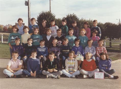 Photo de classe CM2 89 90 de 1990 école Primaire De Saint Omer En