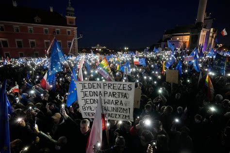 Protest Opozycji W Warszawie 100 Tys Ludzi Na Placu Zamkowym