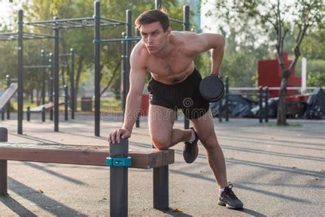 El Hombre Muscular Levanta La Pesa De Gimnasia Ejercicio Trasero Sola