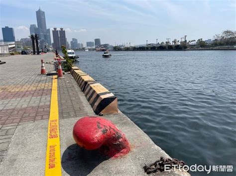 [新聞] 快訊／大港橋邊驚傳落水！視障男「以為前面有路」下秒撲通跌進海 看板gossiping Ptt網頁版