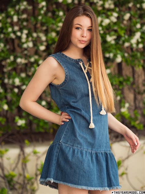 Gorgeous Girl Lana Lea Highlights Her Juicy Ass While Going Nude CoedCherry