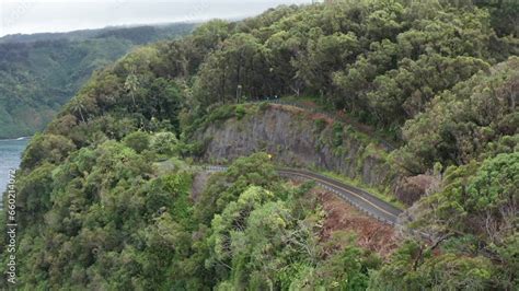 Vidéo Stock Descending close up aerial of the windy coastal highway