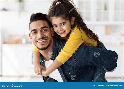 Padre E Hija árabes Cariñoso Joven Cargando A Niña En La Espalda Imagen De Archivo Imagen De