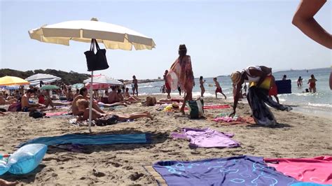 L Evoluzione Del Venditore Ambulante In Spiaggia Vende I Suoi Abiti