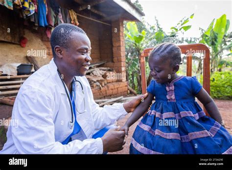 Sympathique jeune pédiatre rendant visite à une petite fille malade