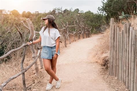 Mujer Joven Latina Posando Al Aire Libre Retrato En Un Camino Rural O Parque De Cuerpo Completo