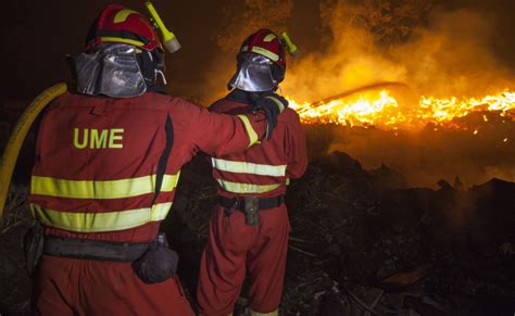 La UME despliega 900 militares para apoyar la extinción de los