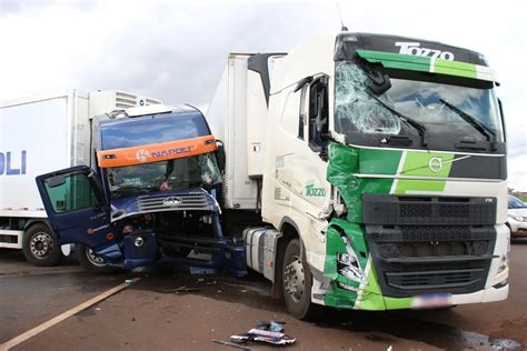 Colis O Entre Dois Caminh Es Deixa Motorista Ferida Na Pr T Sabendo