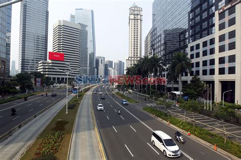 FOTO Hari Pertama PSBB Total Jakarta Jalan Sudirman Lancar Di Jam Sibuk