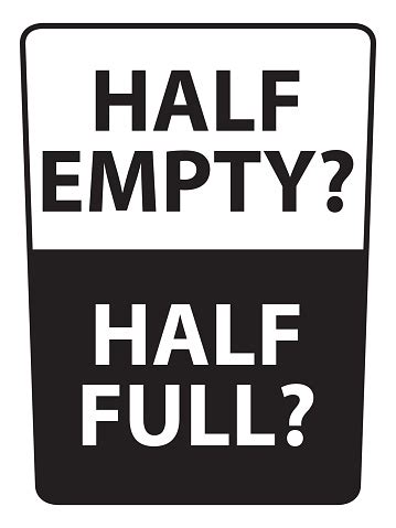 cangkir setengah penuh  setengah kosong ilustrasi stok