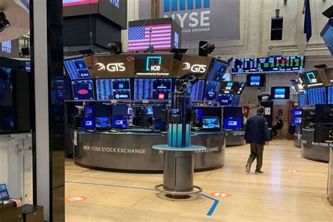 Wall Street cierra en una ligera alza tras semana fatídica