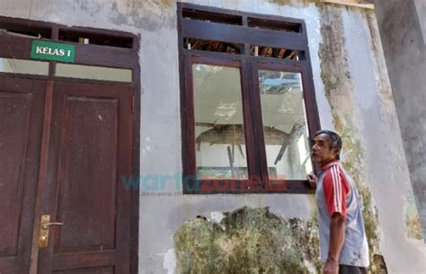 Dua Ruang Kelas Sd Di Jember Rusak Parah Dan Rawan Ambruk Warta Zone