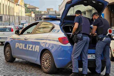 Roma Sono Caduto Dal Balcone Ma I Sanitari Non Gli Credono E