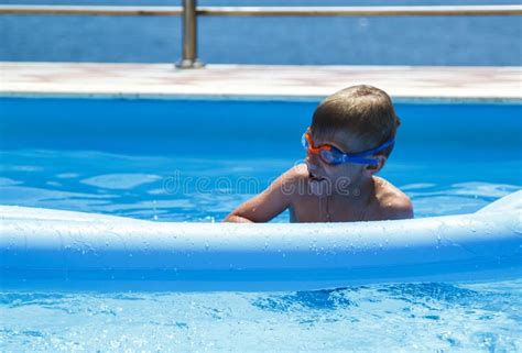 El Muchacho Est Nadando En Un Colch N En La Piscina En El Chalet