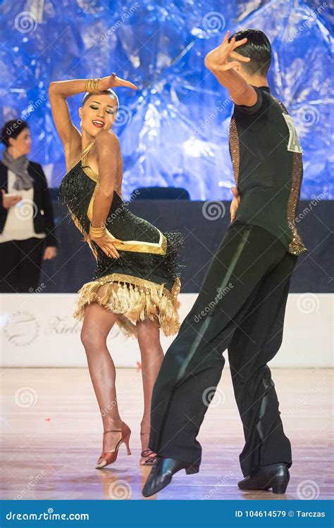 Bailarines Que Bailan La Danza Latina Imagen De Archivo Editorial Imagen De Muchacha Hermoso