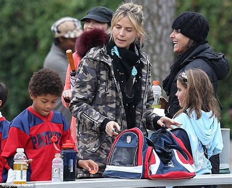 Model Mom Heidi Klum Braves Bad Weather To Watch Her Son Play Football Daily Mail Online