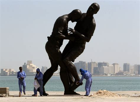 Polémique Limmense statue immortalisant le coup de tête de Zidane