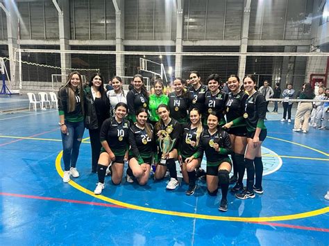 Equipos de voleibol de la UManizales femenino campeón y masculino