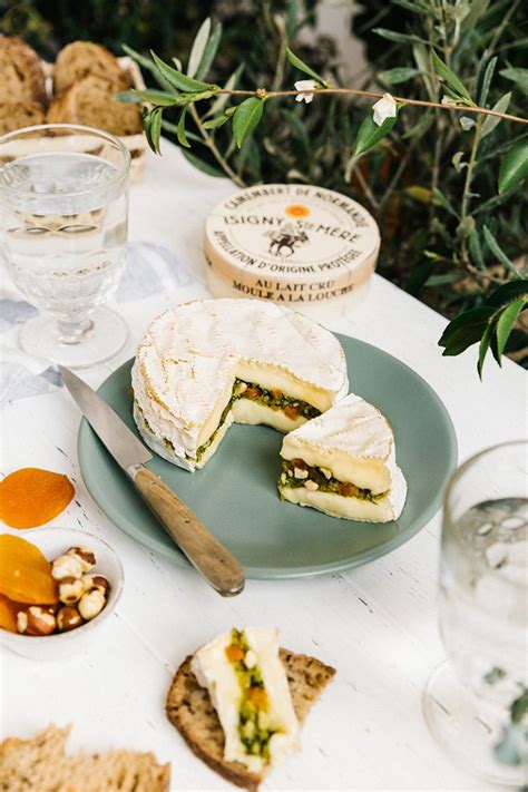 Camembert farci aux herbes aromatiques noisettes torréfiées et