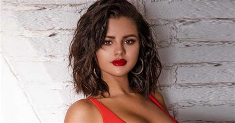 When Selena Gomez In An Off Shoulder Cleav Ge Showing Wet Gown Sizzled