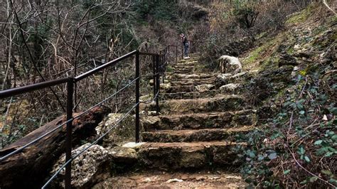 Escaleras De La Cueva De Los Chorros Donde Nace El Río Mundo En Riopar