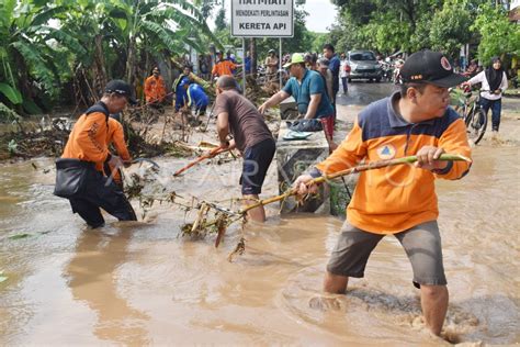 Banjir Di Madiun Antara Foto