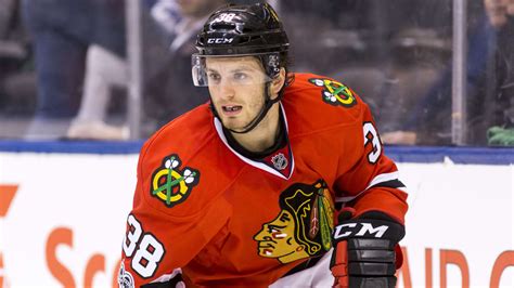 Ryan Hartman filling big hole for Blackhawks | NHL.com