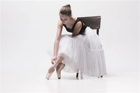 La Ballerine Adolescente En Pack Blanc Assis Sur Une Chaise Photo