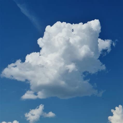 Una Nube Blanca En El Cielo Foto Premium