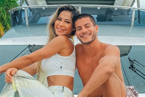 Maíra Cardi E Arthur Aguiar Surgem Juntos Em Palestra Para Casais