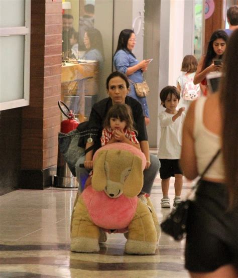 Filha De Tat Werneck Rouba A Cena Em Passeio A M E Veja Fotos