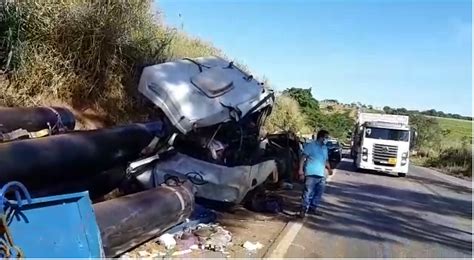 Mulher morre após acidente envolvendo caminhão e carreta na BR 153 em