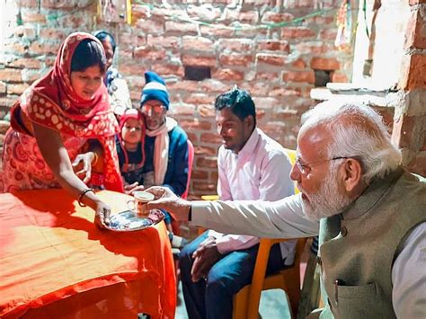 ‘this Man Is A Magician Pm Modi Wins Hearts As He Stops For Tea At Ujjwala Scheme Beneficiary