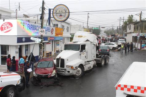 Tr Iler Circula En Sentido Contrario Provoca Accidente M Ltiple Y