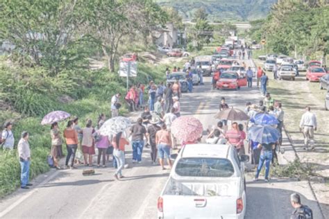 Cierran La Carretera En Palo Blanco Exigen Agua De La Red Que Va A La