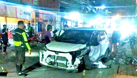 Nusabali Mobil Bule Tabrak Pohon Perindang