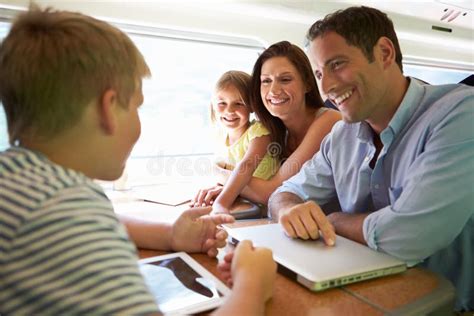 Familia Que Se Relaja En Viaje De Tren Imagen De Archivo Imagen De