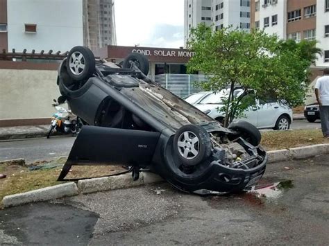 G Condutor Perde Controle Da Dire O E Carro Capota Em Aracaju