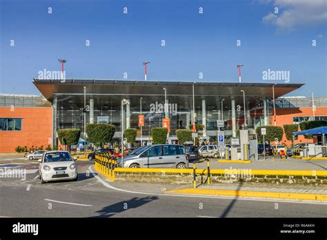 El edificio principal el aeropuerto de Capodichino en Nápoles Italia