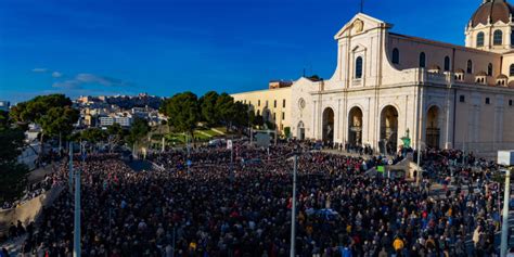 In Mila Ai Funerali Di Gigi Riva Le Maglie Numero Di Italia E