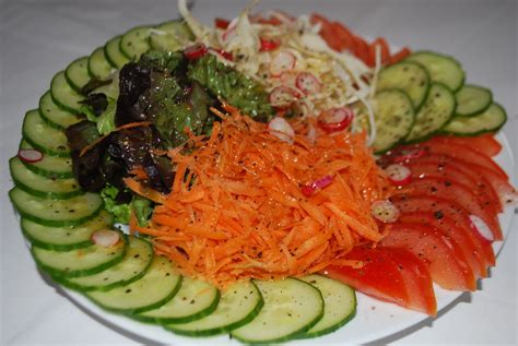 Assiette De Crudités Composée De Carottes Tomates Chou Blanc Salade Verte Assiette De