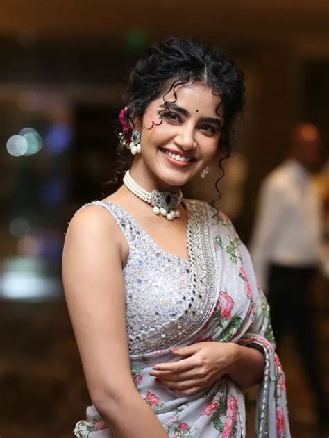 Anupama Parameswaran ఈగల్ ప్రీ రిలీజ్ ఈవెంట్లో చీరలో అలరించిన అనుపమ