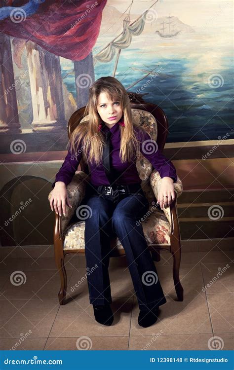 Fille Blonde S Asseyant Sur Un Fauteuil De Luxe Photo Stock Image Du Visage Mode