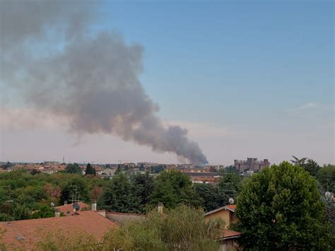 Saronno Tutti Col Naso All Ins Alta Colonna Di Fumo Dal Vasto