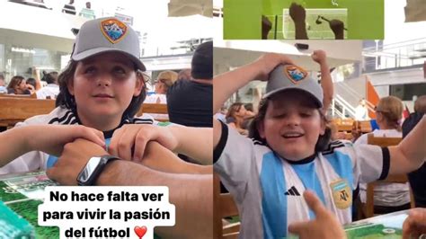 Niño con discapacidad visual celebró los goles de Argentina ante México