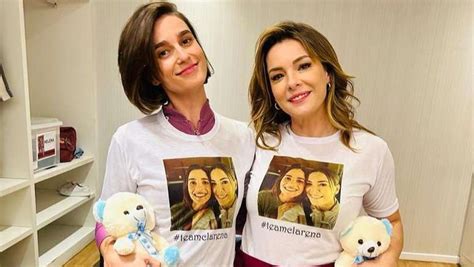 Regiane Alves e Priscila Sztejnman ganham presentes de fã clube